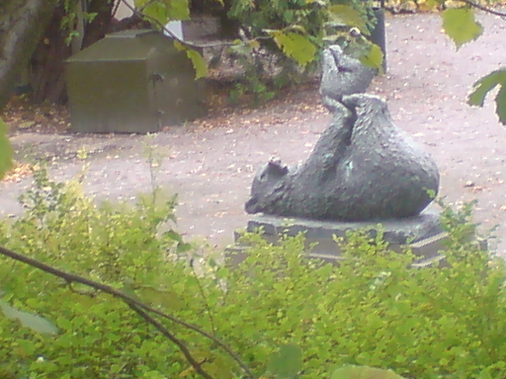 En skulptur av Gustav Vigeland i brons 1915 (inkpt 1939), med bjrn med balanserade bjrnunge i Marabou-parken, som heter Lekande bjrnar.