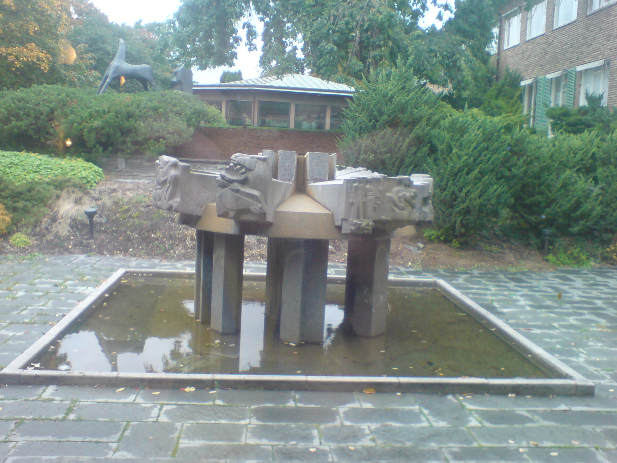 En skulptur i granit 1944-55 (inkpt 1956) av Eric Grate i Marabou-parken, som heter Frvandlingarnas Brunn.