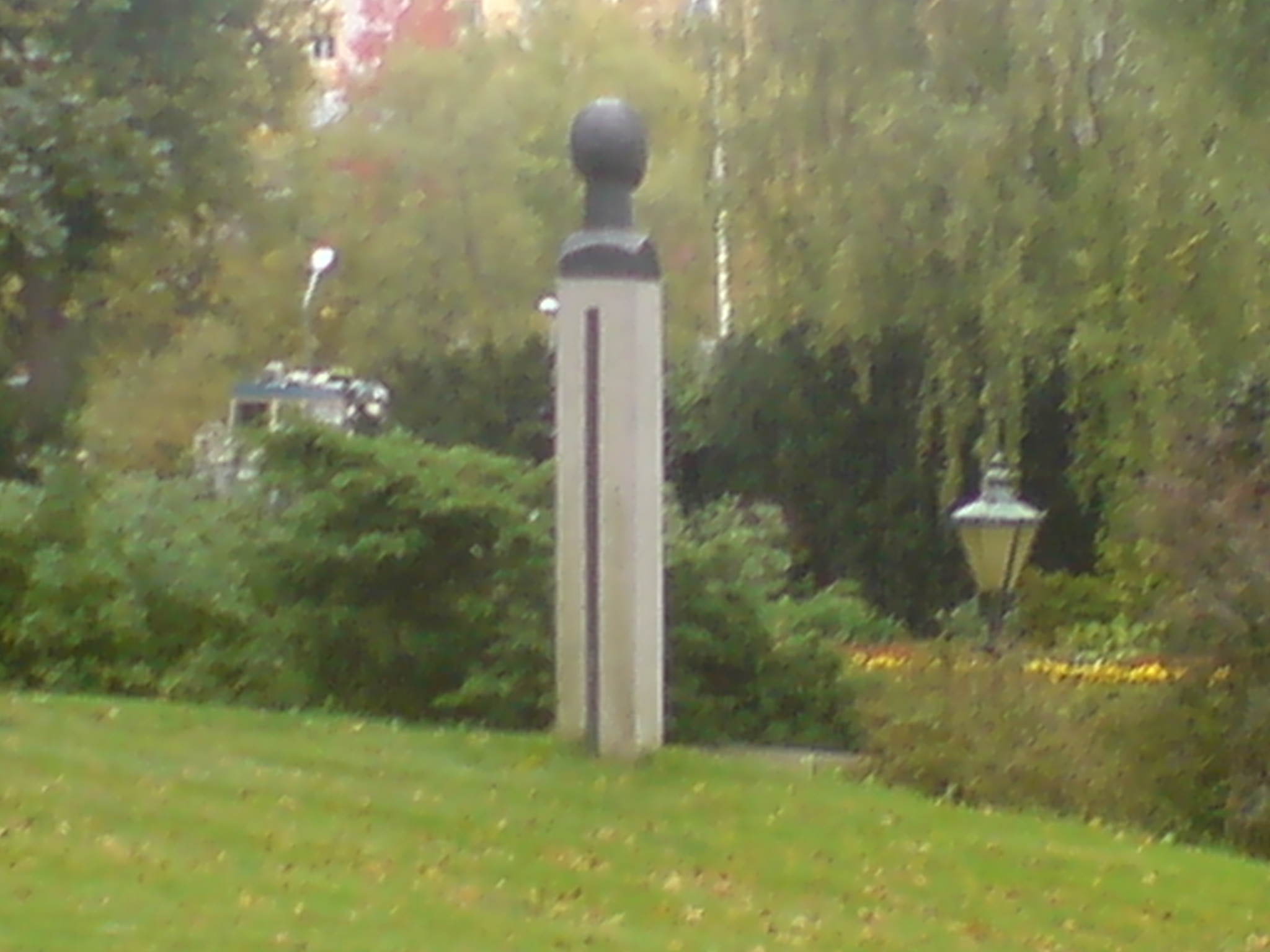 En skulptur i brons 1912 (inkpt 1954) i Marabou-parken av Raymond Duchamp-Villon, som ett portrtt av poeten Georges Ribbement-Dessaignes fru, som heter Maggy.